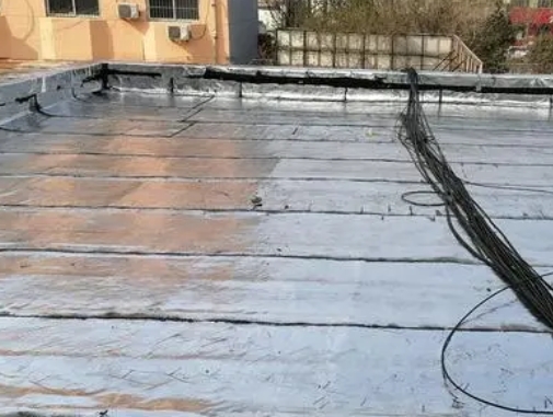 郑州惠济区卫生间漏水维修公司分享下郑州惠济区屋面楼顶防水刚性防水层施工要点。